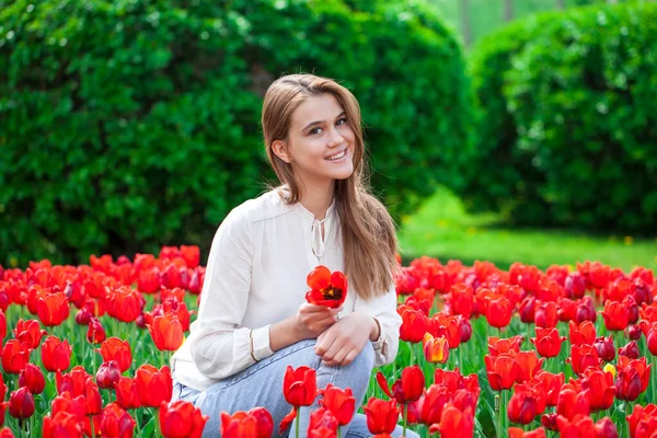 Portrét Mladé Krásné Dívky Letních Šatech Pózující Trávníku Červenými Tulipány — Stock fotografie