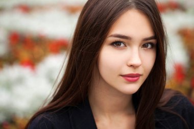 Genç ve güzel bir esmer kızın yakın portresi.