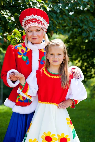 Retrato Mãe Filha Traje Russo Nacional Fundo Parque Verão Verde — Fotografia de Stock