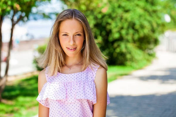 Närbild Porträtt Ung Vacker Blond Kvinna Sommar Utomhus — Stockfoto