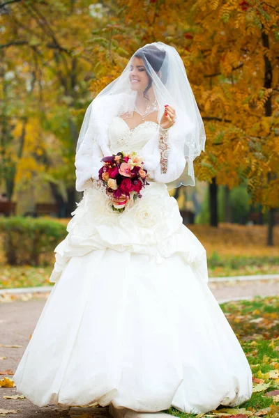 一个美丽微笑的新娘在秋天公园的画像 — 图库照片