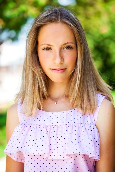 Retrato Uma Jovem Menina Bonita Vestido Verão — Fotografia de Stock