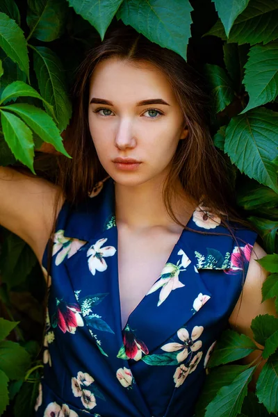 Дівчина Підліток Блакитній Сукні Зеленому Плющах — стокове фото