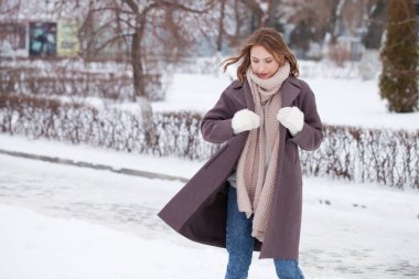 Kışlık ceketli güzel bir kız.