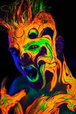 Yeraltı dünyasının ateşli adamı. Ultraviyole ışıkta parlayan vücut sanatı