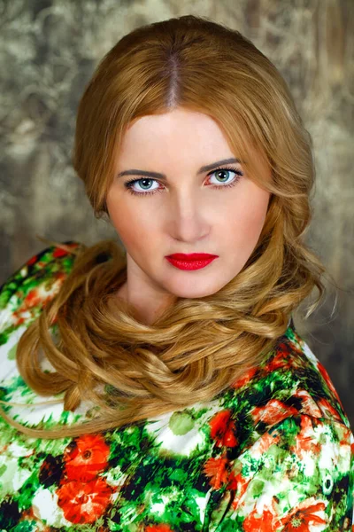 Portret Młodej Ruskiej Blondynki — Zdjęcie stockowe