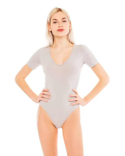 Porträtt Ung Blond Flicka Grå Body Suit Isolerad Vit Bakgrund — Stockfoto