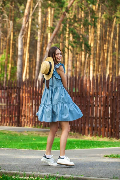 Jovem Bela Mulher Morena Vestido Verão Turquesa Parque Verão Livre — Fotografia de Stock