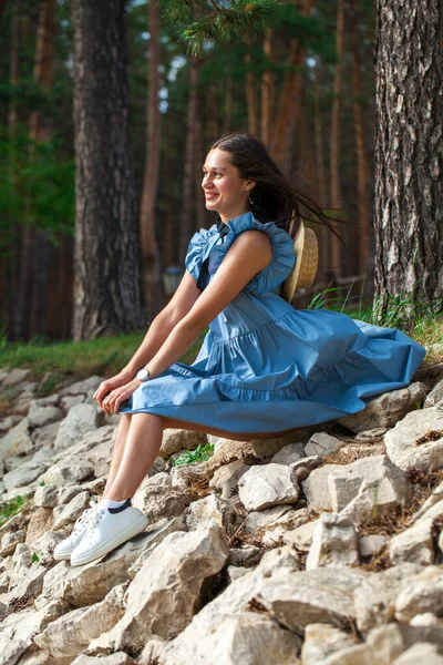 Young Beautiful Brunette Woman Blue Dress Sits Stones — Stock Photo, Image