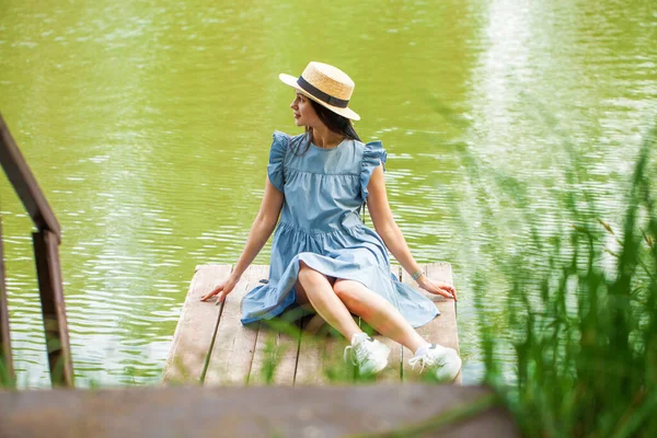 Joven Chica Morena Hermosa Vestido Azul Sienta Cerca Del Lago —  Fotos de Stock