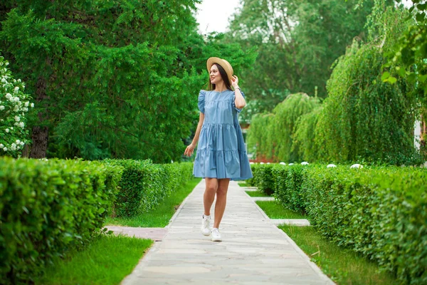 Junge Schöne Brünette Frau Einem Türkisfarbenen Sommerkleid Sommerpark Freien — Stockfoto