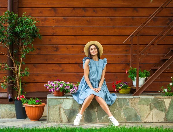 Joven Hermosa Mujer Vestido Verano Color Turquesa Sienta Porche —  Fotos de Stock