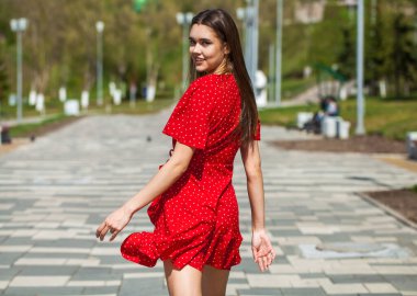 Arka plan portresi, kırmızı elbiseli ince kız. 