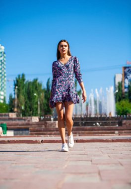 Yazlık elbiseli güzel esmer kadın.