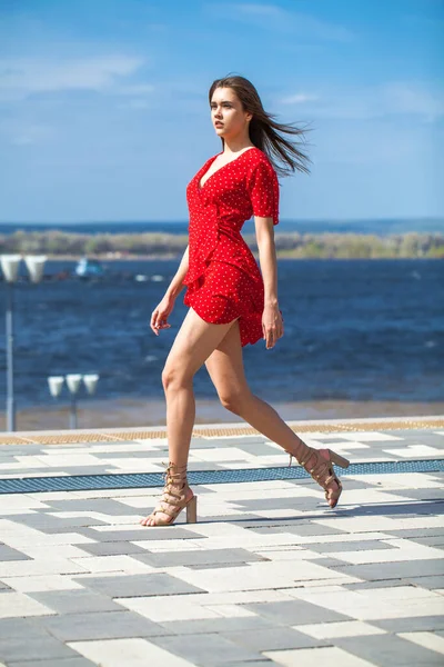 Retrato Corpo Inteiro Uma Jovem Mulher Bonita Vestido Vermelho Andando — Fotografia de Stock