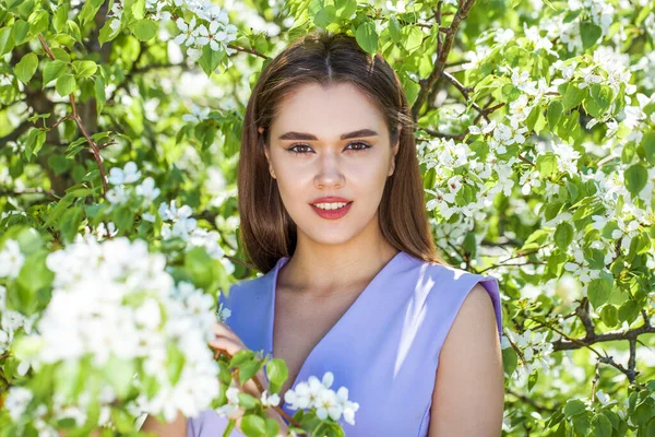 Joven Morena Feliz Posando Cerca Del Cerezo Con Flores Blancas —  Fotos de Stock