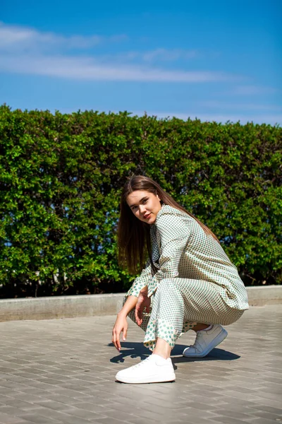 Full Length Portrait Young Beautiful Woman Walks Summer Embankment — Stock Photo, Image