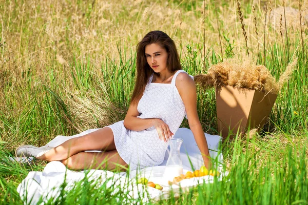 Junge Schöne Brünette Mädchen Weißem Kleid Auf Dem Rasen Ruhen — Stockfoto
