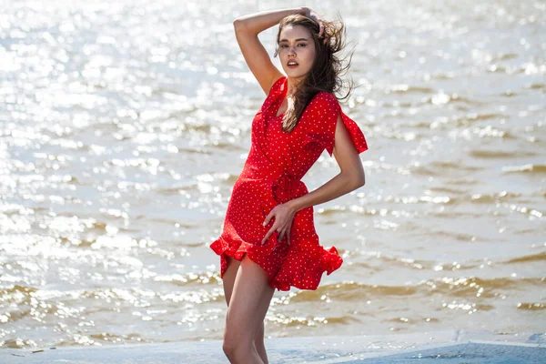 Kırmızı Elbiseli Güzel Bir Kadının Portresini Yakından Çek — Stok fotoğraf