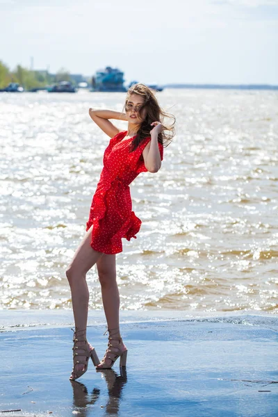 Retrato Corpo Inteiro Uma Jovem Mulher Bonita Vestido Vermelho Andando — Fotografia de Stock