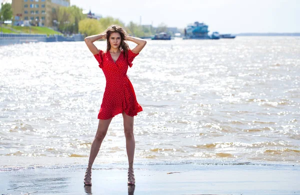 Retrato Uma Jovem Menina Bonita Vestido Vermelho Curto Posando Dique — Fotografia de Stock