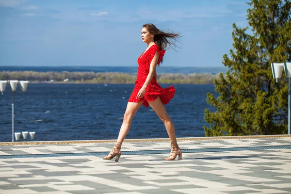 Retrato Corpo Inteiro Uma Jovem Mulher Bonita Vestido Vermelho Andando — Fotografia de Stock