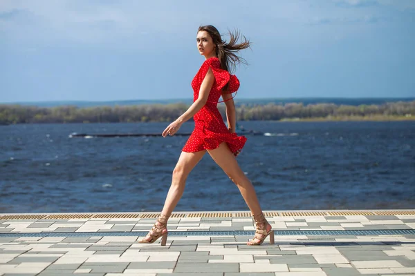 Retrato Cuerpo Completo Una Joven Mujer Hermosa Vestido Rojo Caminando — Foto de Stock