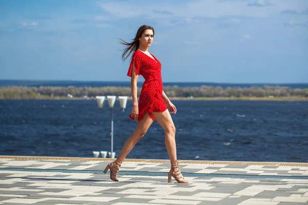 Retrato Corpo Inteiro Uma Jovem Mulher Bonita Vestido Vermelho Andando — Fotografia de Stock