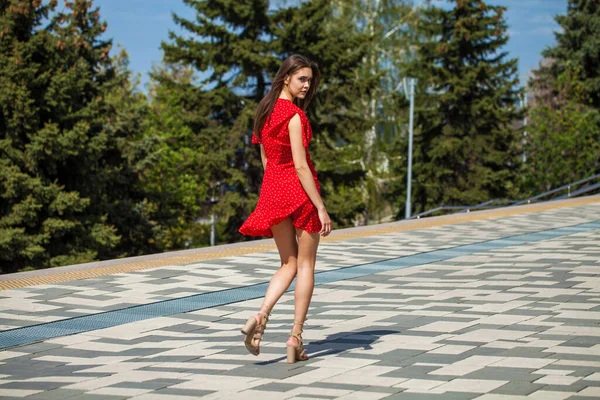 Retrato Cuerpo Completo Una Joven Morena Hermosa Vestido Rojo Caminando —  Fotos de Stock