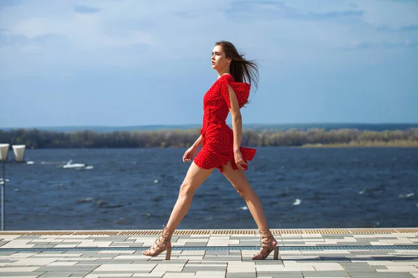 Retrato Cuerpo Completo Una Joven Mujer Hermosa Vestido Rojo Caminando —  Fotos de Stock