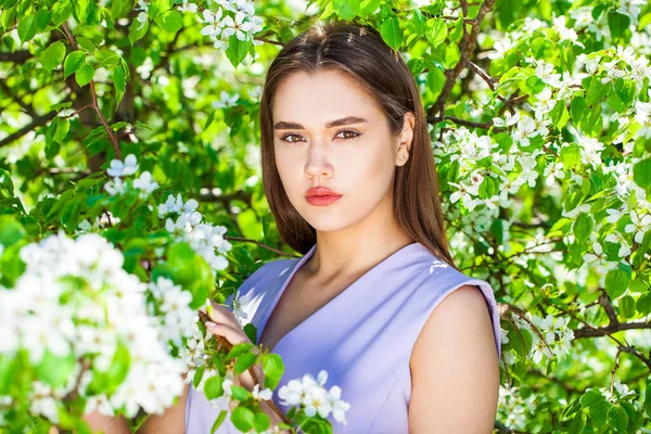 Retrato Cerca Una Joven Morena Sobre Fondo Cereza Floreciente —  Fotos de Stock