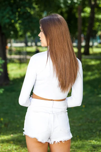 Vue Arrière Brunette Modèle Cheveux Parc Été Plein Air — Photo