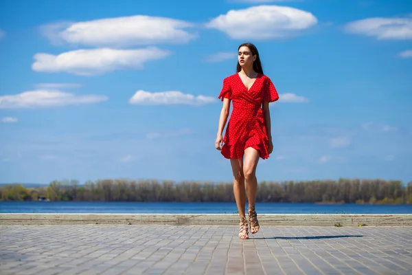 Retrato Corpo Inteiro Uma Jovem Mulher Bonita Vestido Vermelho Andando — Fotografia de Stock