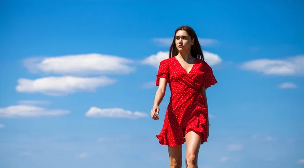 Retrato Cerca Una Joven Hermosa Mujer Vestida Rojo — Foto de Stock