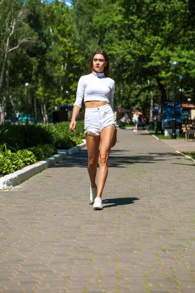 Porträtt Ung Vacker Brunett Flicka Vita Denim Shorts Promenader Sommarpark — Stockfoto