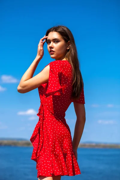 Retrato Una Joven Hermosa Con Vestido Rojo Corto Posando Contra — Foto de Stock