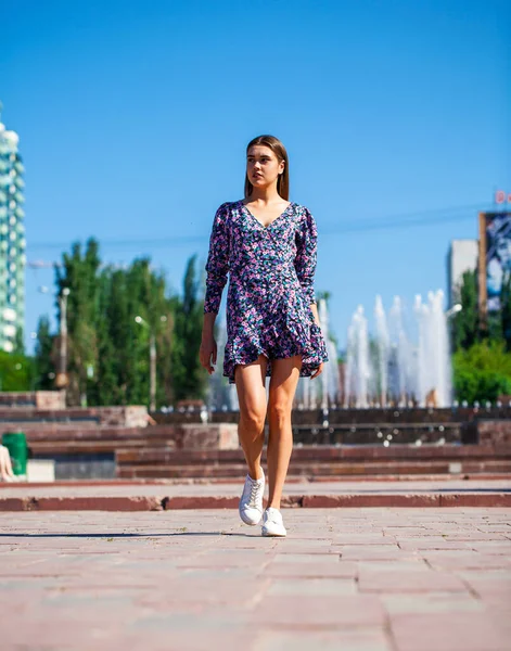 Jovem Bela Mulher Morena Vestido Verão — Fotografia de Stock