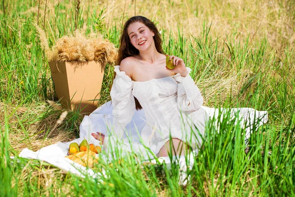 Młoda Piękna Brunetka Dziewczyna Białej Sukience Spoczywa Trawniku — Zdjęcie stockowe