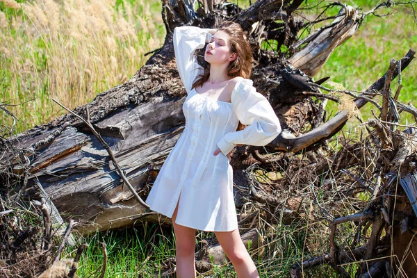 Devrilmiş Bir Ağacın Arkasında Beyaz Elbiseli Güzel Bir Kızın Portresi — Stok fotoğraf