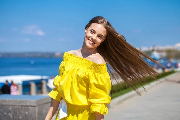 Sur Boyunca Yürüyen Sarı Elbiseli Güzel Bir Tennager Kızın Yakın — Stok fotoğraf