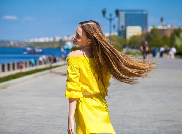 Retrato Cerca Una Joven Hermosa Tennager Con Vestido Amarillo Caminando —  Fotos de Stock