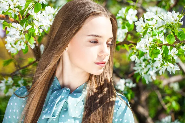 Retrato Una Joven Hermosa Mujer Vestido Turquesa Posando Sobre Telón —  Fotos de Stock