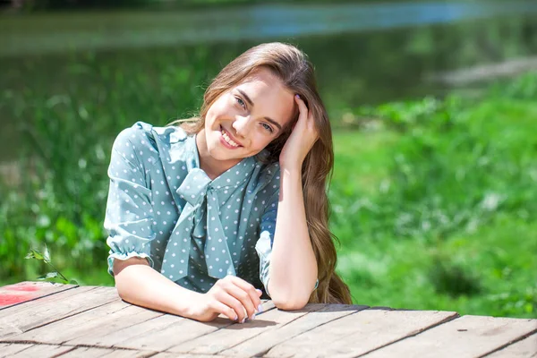 Gros Plan Portrait Une Adolescente Sur Fond Parc Été — Photo