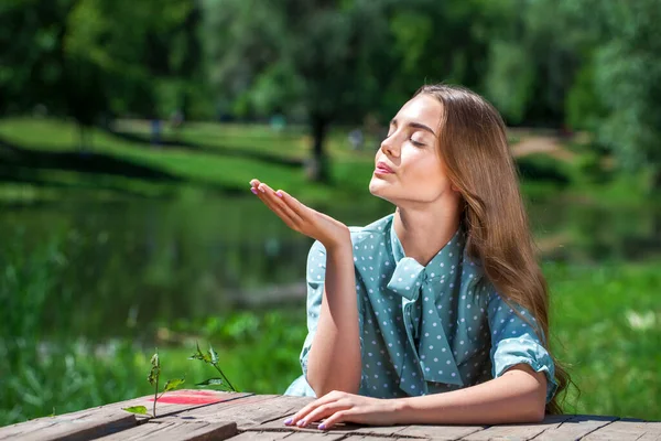 Närbild Porträtt Tonåring Flicka Bakgrunden Sommarpark — Stockfoto