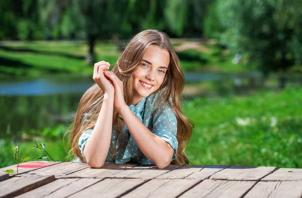 Close Portret Van Een Tiener Meisje Achtergrond Van Een Zomer — Stockfoto