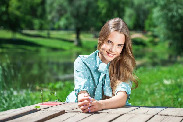 Detailní Záběr Portrét Dospívající Dívky Pozadí Letního Parku — Stock fotografie
