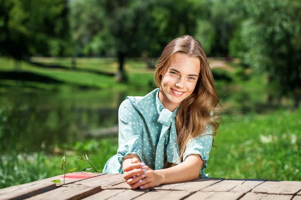 Portret Van Een Jong Mooi Tiener Meisje Turquoise Jurk Poseren — Stockfoto