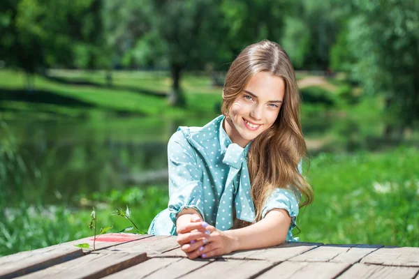 夏の公園を背景にした10代の少女のクローズアップ肖像画 — ストック写真