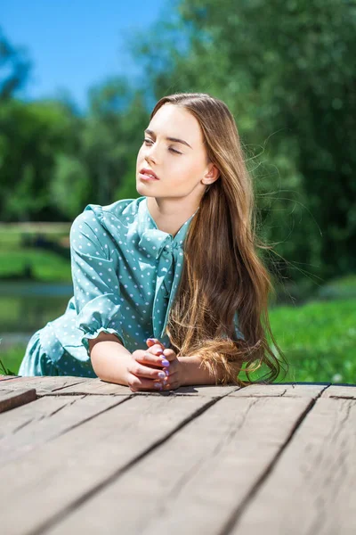 Närbild Porträtt Tonåring Flicka Bakgrunden Sommarpark — Stockfoto