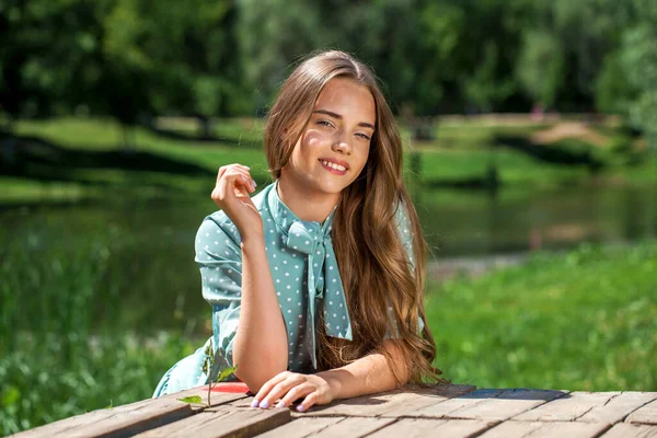 Retrato Uma Jovem Bela Adolescente Vestido Turquesa Posando Contra Fundo — Fotografia de Stock